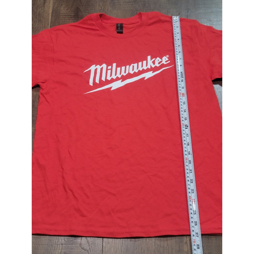 Gildan Milwaukee Tool Graphic T-Shirt Mens Medium Red Short Sleeve Crew Neck Tee